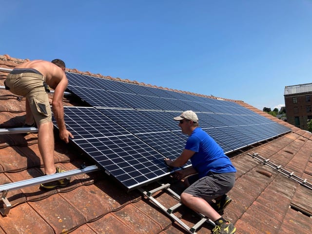 Pose de panneaux photovoltaïques sur une toiture en tuiles par l'équipe Rohant Solaire